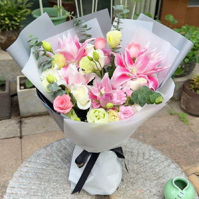延安9朵玫瑰混搭百合，爱恋纯真无邪